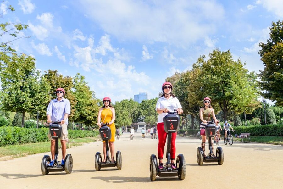 Barcelona: 2,5h Gaudí Segway Tour - Starting point at Passatge de la Canadenca: arrive ready to move