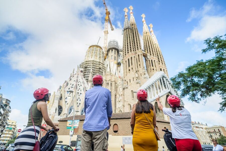 Barcelona: 2,5h Gaudí Segway Tour - Stop-by-stop: from Colom views to La Pedrera to Sagrada Família