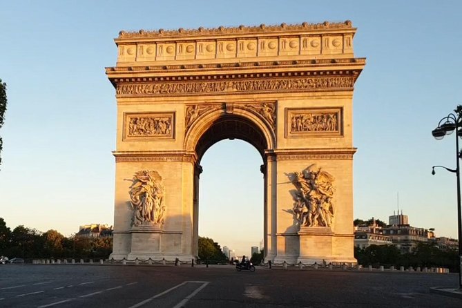 Paris Sunrise tour by Segway - Stop 3: Arc de Triomphe when it is almost empty